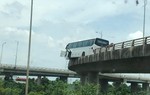 Bắc Ninh: Xe ô tô chở công nhân tông sập lan can, treo lơ lửng trên thành cầu