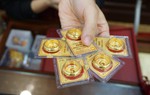 Lần đầu tiên giá vàng nhẫn cao hơn vàng miếng SJC: Có nên bán vàng nhẫn để mua vàng miếng?