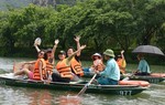 Thắt chặt chi tiêu, du lịch "tại chỗ" lên ngôi