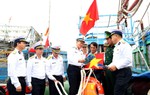 Báo chí phối hợp cùng các đoàn đại biểu động viên quân, dân ở Trường Sa 