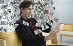 Có nên “tuýt còi” nghệ sĩ khoe của trên mạng xã hội?
