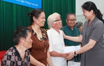 Chủ tịch Hội LHPNVN thăm, tặng quà Mẹ Việt Nam anh hùng, gia đình thương binh, liệt sĩ tại Hòa Bình
