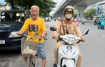 Chiến sĩ cảnh sát giao thông Hà Nội giúp đưa cụ ông 78 tuổi lạc đường trở về nhà