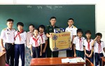 Những món quà ý nghĩa đến với lớp học tình thương trên đảo Hòn Chuối