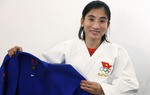 Nữ võ sĩ Judo Hoàng Thị Tình nhận 2 bộ võ phục đặc biệt để thi đấu Olympic