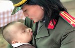 Sâu lắng tình “Mẹ đỡ đầu” với con của Liệt sĩ Công an