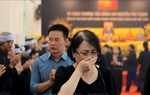 Đông đảo phụ nữ trong dòng người xếp hàng dài vào viếng Tổng Bí thư Nguyễn Phú Trọng
