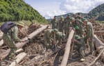 Hàng trăm cán bộ, chiến sĩ nỗ lực "giải cứu" người dân vùng lũ Mường Pồn