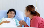 Mẹ bị ngã gãy chân, tôi định trách chị dâu thì nín lặng khi thấy cánh tay của chị