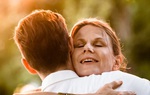 Con trai út ghen tị khi mẹ chăm lo cho anh nhiều hơn
