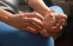 Ngứa lòng bàn chân dữ dội là dấu hiệu của bệnh gì?