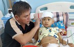 Vợ biệt tích, con trai lớn đuối nước, người cha cầu xin sự sống cho đứa con nhỏ mắc bệnh hiểm nghèo