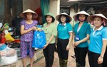 Hội LHPN Hà Nội thăm và tặng nhu yếu phẩm cho bà con vùng lũ Chương Mỹ