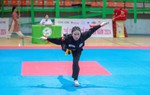 Nữ võ sĩ gây ấn tượng với bài kiếm cổ trăm tuổi
