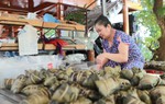 Hà Giang: Đỏ lửa luộc 3.000 bánh chưng gù/ngày phục vụ mùa Vu Lan