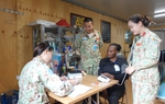 Bác sĩ "mũ nồi xanh" khám sức khỏe miễn phí cho các nữ cảnh sát Ghana tại phái bộ UNMISS 