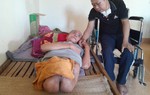 Người phụ nữ mong có sức khỏe để lo cho chồng bị bệnh hiểm nghèo, bố chồng tàn tật và 5 con nhỏ