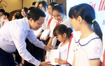 Khánh Hòa: Chương trình “Mẹ đỡ đầu” tặng 200 suất học bổng cho trẻ em mồ côi 