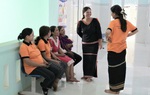 Thay đổi quan niệm sinh con tại nhà cho chồng và mẹ chồng sản phụ
