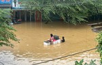 Thái Nguyên: Cán bộ, hội viên, phụ nữ trợ giúp người dân trong ngập lụt