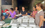 Tuyên Quang: Phụ nữ hỗ trợ, cấp phát thực phẩm cho gia đình bị chia cắt bởi bão lũ