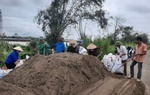 Nhiều cán bộ, hội viên, phụ nữ tỉnh Hải Dương có mặt tại các điểm trọng yếu để hộ đê