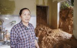 Đất đá sạt lở tràn vào, các hộ dân ở Yên Bái lo nhà bị sập