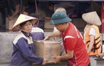Nhà hảo tâm khắp nơi đội mưa gió, thâu đêm, cứu trợ người dân Yên Bái