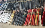 Bắt giữ 2 người phụ nữ, thu giữ hàng trăm vũ khí "nóng"
