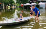 "Phố nhà giàu" ở thị xã Sơn Tây dần quen ngập, người dân bắt đầu nghịch nước