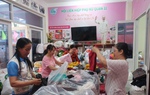 Phụ nữ TPHCM tất bật đóng gói hàng hóa gửi đồng bào miền Bắc bị ảnh hưởng bão, lụt