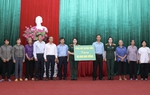 Phụ nữ Quân đội thăm hỏi, hỗ trợ nhân dân bị thiệt hại do cơn bão số 3
