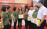 Phụ nữ Công an tặng quà Trung thu cho học sinh Lào và trẻ em dân tộc thiểu số 