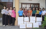 Hội LHPN tỉnh Thái Nguyên trao quà cho trẻ em mồ côi nhân dịp Trung thu và năm học mới