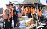 Phụ nữ Công an tặng 10.000 cuốn vở, nhiều phần quà cho trẻ em và người dân xã đảo ở Quảng Ninh