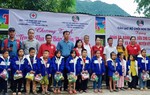 Nghệ An: Trao hơn 400 suất quà cho học sinh dân tộc thiểu số ở Kỳ Sơn