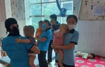 Hội viên phụ nữ chăm sóc trẻ em bị bạo hành tại mái ấm Hoa Hồng