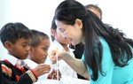 TƯ Hội LHPN Việt Nam tặng quà cho 50 trẻ em mồ côi tại Đắk Lắk