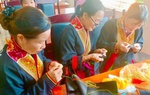 Lớp dạy thêu may trang phục dân tộc giúp hội viên phụ nữ và trẻ em gái gìn giữ giá trị văn hóa truyền thống