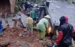Hòa Bình: Hội LHPN thăm hỏi, hỗ trợ gia đình có 4 người tử vong trong vụ sạt lở đất