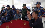 Tàu hải quân cứu nạn 17 ngư dân trên vùng biển Quảng Ninh