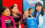Hội LHPN tỉnh Quảng Trị trao hàng trăm suất quà Tết cho hội viên, phụ nữ, trẻ em nghèo
