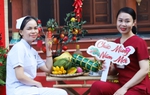 Người bệnh, nhân viên y tế thích thú "check-in" đường hoa Xuân ở Bệnh viện Chợ Rẫy
