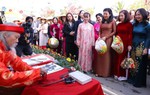 Phu nhân Tổng Bí thư Tô Lâm cùng các nữ Đại sứ gói bánh chưng, trải nghiệm Tết Việt
