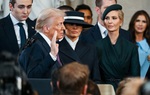 Thời trang của bà Melania trong lễ tuyên thệ nhậm chức của Tổng thống Mỹ Donald Trump
