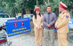 Tuyên Quang: Cảnh sát giao thông tặng nước uống, thay dầu xe cho người dân về quê ăn Tết