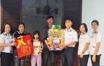 Lữ đoàn 162 tặng quà Tết, động viên con đỡ đầu