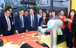 Robot trổ tài viết thư pháp tại Phố Sách Xuân Ất Tỵ 2025