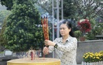 Lãnh đạo TƯ Hội LHPN Việt Nam dâng hương tại Nghĩa trang TPHCM