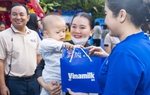 Vinamilk tặng hàng nghìn phần quà cho trẻ em, công nhân trước thềm năm mới Ất Tỵ